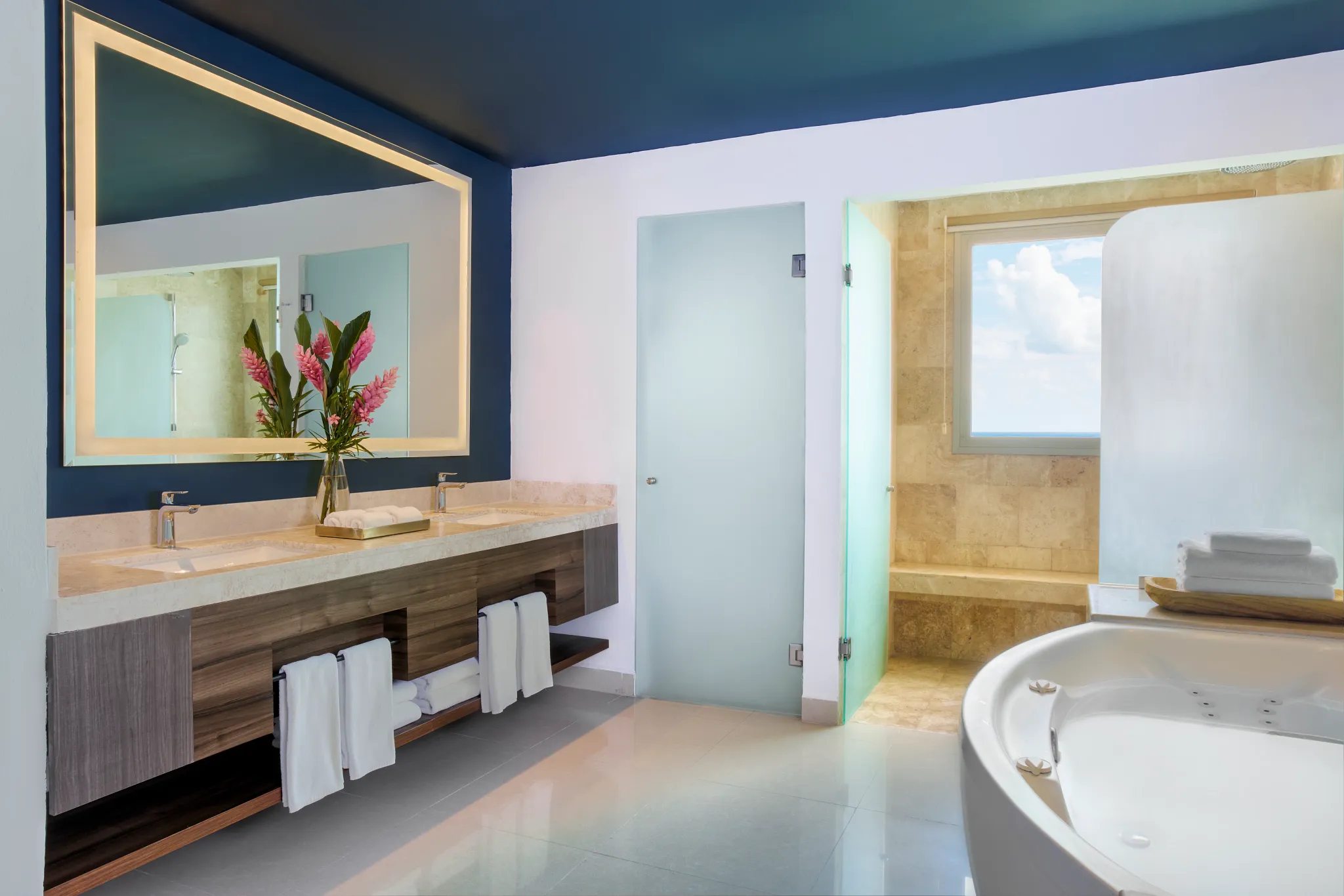 Preferred Club Master Suite Ocean Front bathroom with double sinks and soaking tub at Dreams Puerto Morelos.